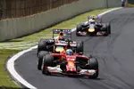 Foto zur News: Fernando Alonso (Ferrari), Sebastian Vettel (Red Bull) und Daniel Ricciardo (Red Bull)