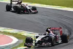 Foto zur News: Daniil Kwjat (Toro Rosso) und Pastor Maldonado (Lotus)