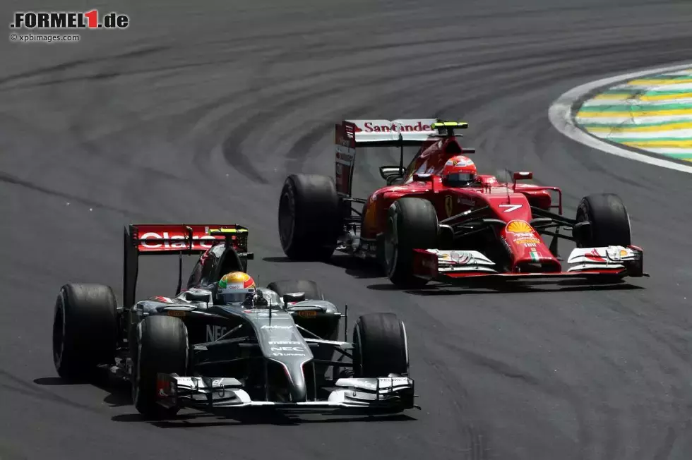 Foto zur News: Esteban Gutierrez (Sauber) und Kimi Räikkönen (Ferrari)