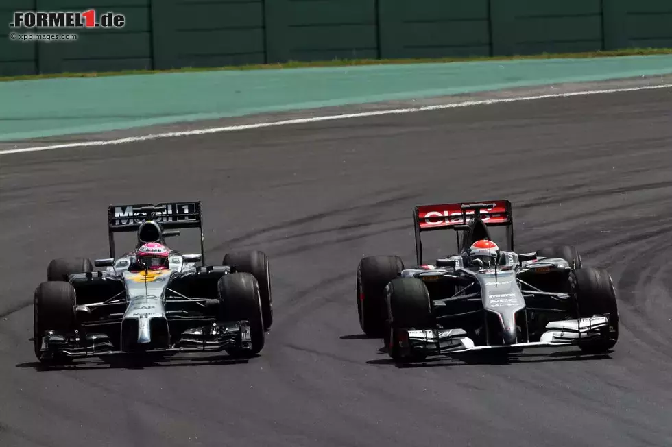 Foto zur News: Jenson Button (McLaren) und Adrian Sutil (Sauber)