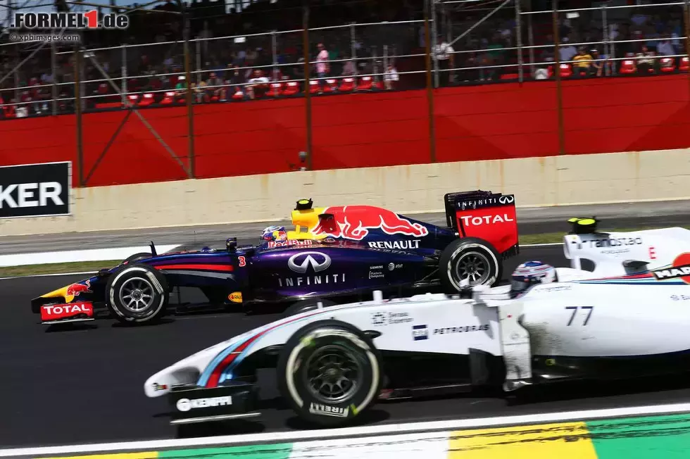 Foto zur News: Daniel Ricciardo (Red Bull) und Valtteri Bottas (Williams)