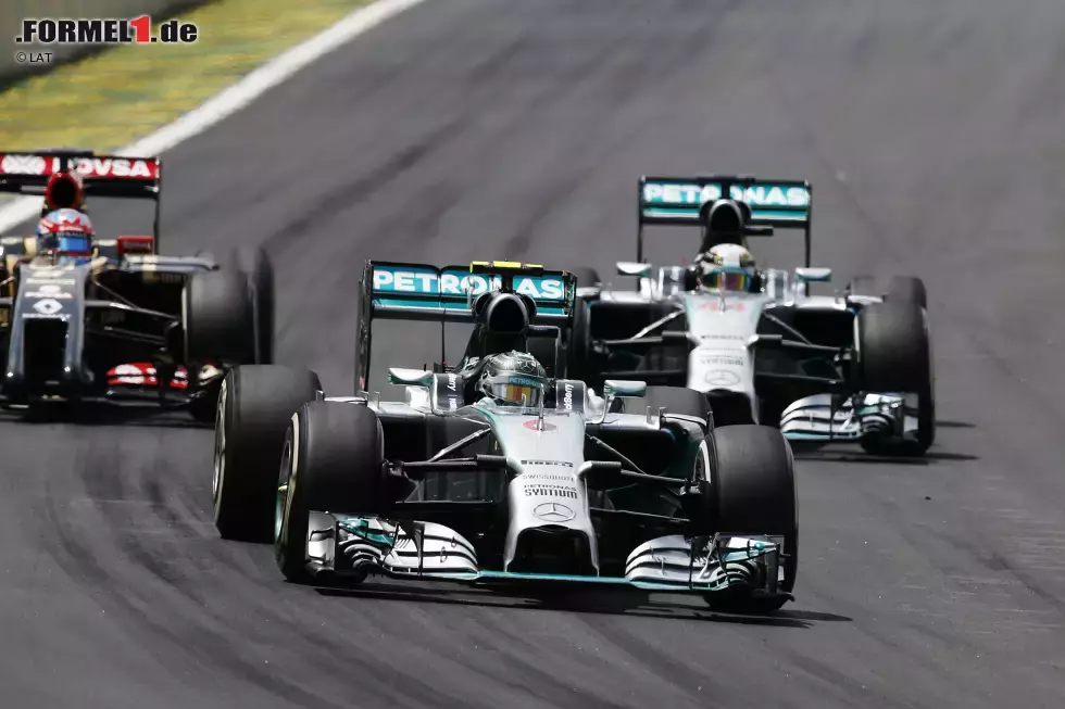 Foto zur News: Nico Rosberg (Mercedes), Lewis Hamilton (Mercedes) und Romain Grosjean (Lotus)