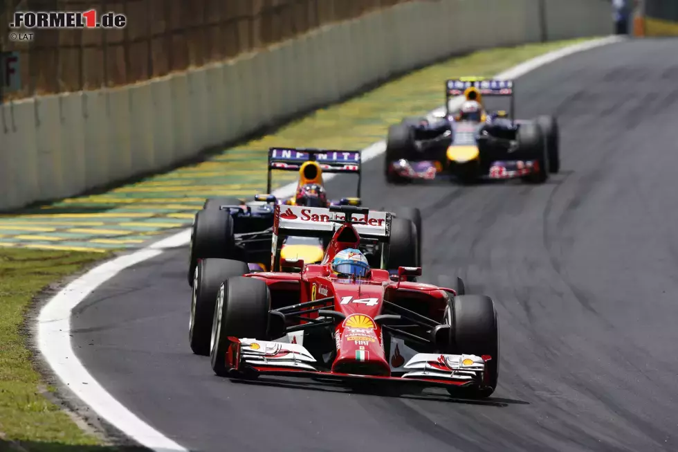 Foto zur News: Fernando Alonso (Ferrari), Sebastian Vettel (Red Bull) und Daniel Ricciardo (Red Bull)