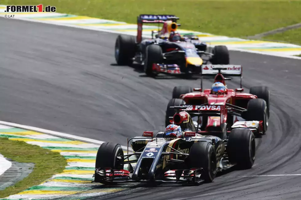 Foto zur News: Romain Grosjean (Lotus), Fernando Alonso (Ferrari) und Sebastian Vettel (Red Bull)