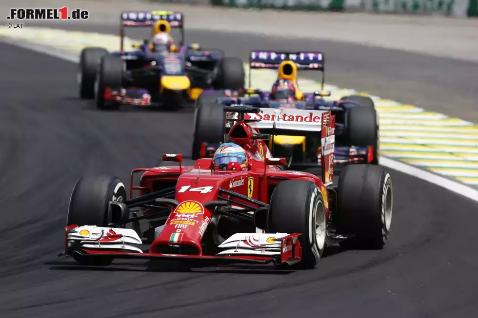 Foto zur News: Fernando Alonso (Ferrari), Sebastian Vettel (Red Bull) und Daniel Ricciardo (Red Bull)