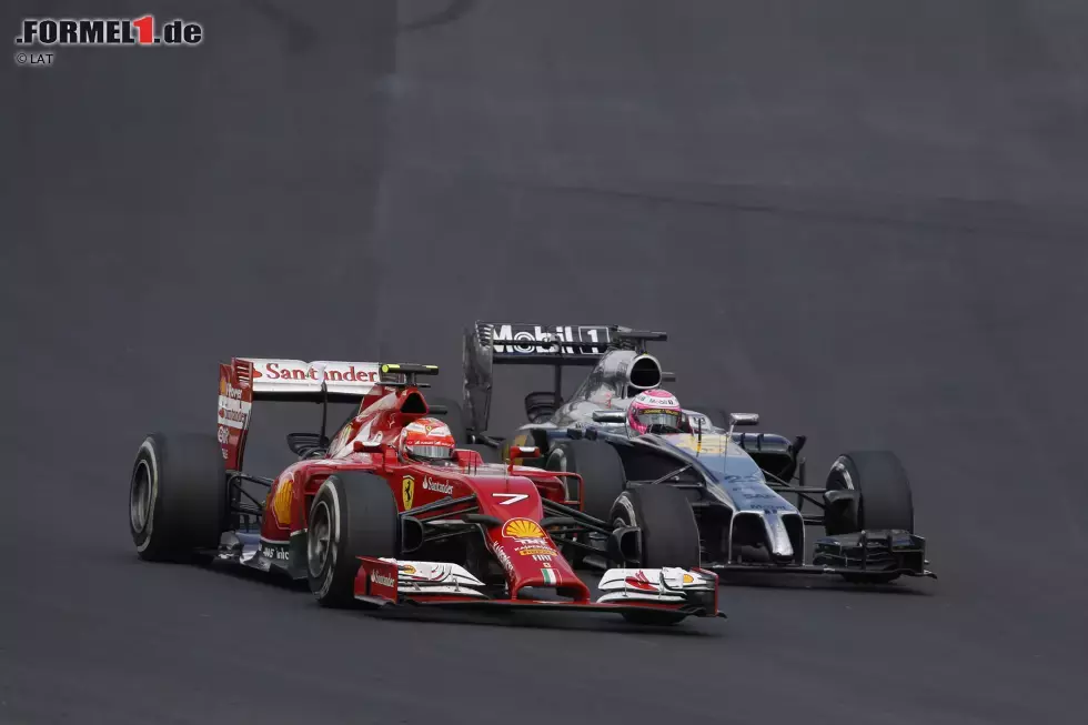 Foto zur News: Kimi Räikkönen (Ferrari) und Jenson Button (McLaren)