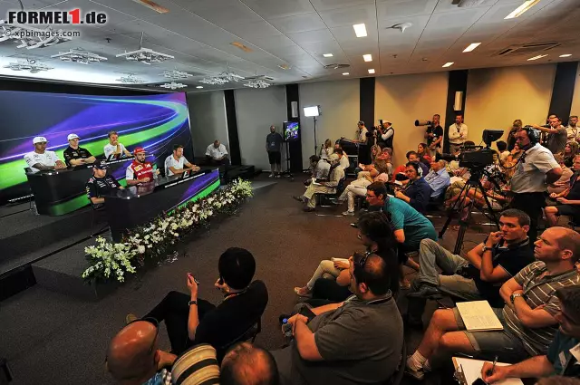 Foto zur News: Lewis Hamilton und Nico Rosberg (Mercedes AMG Petronas Formula One Team) bei der Pressekonferenz