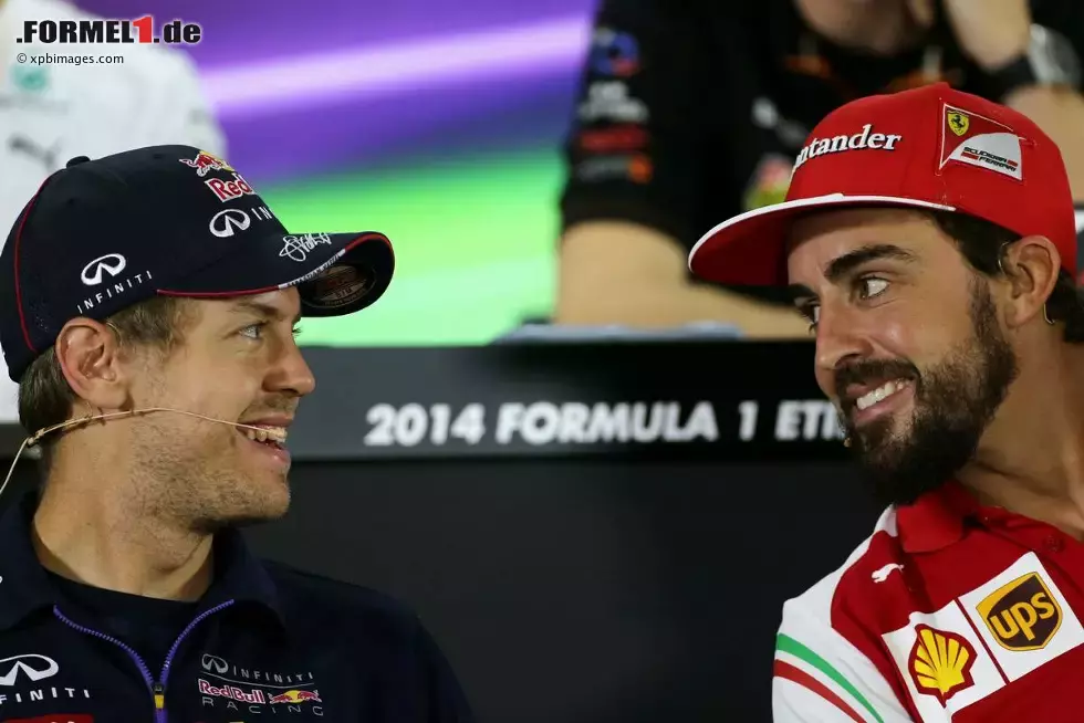 Foto zur News: Sebastian Vettel (Red Bull) und Fernando Alonso (Ferrari)