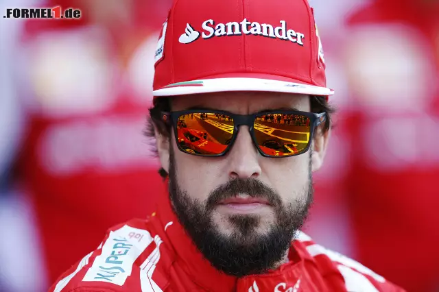 Foto zur News: Fernando Alonso ohne Zeit blieb, da ihm sein Arbeitsgerät auf der Strecke stehen blieb. In der ersten Einheit war der Spanier noch der beste Mercedes-Verfolger gewesen