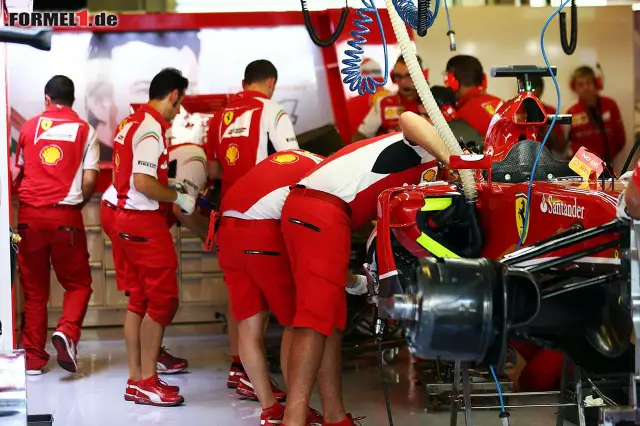 Foto zur News: Fernando Alonso fuhr am Vormittag nur kurz, dann musste der Rennmotor eingebaut und danach Kilometer gespart werden. Das fehlende Training wirkte sich wohl aus - nur Rang 10 und 2,386 Sekunden Rückstand im Qualifying!