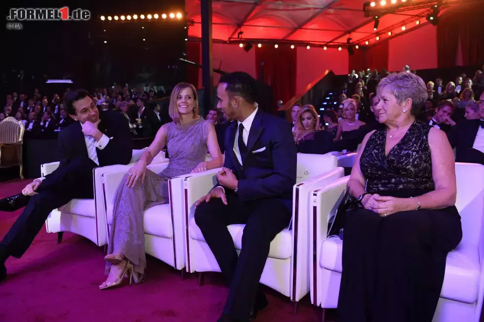 Foto zur News: Toto Wolff, Susie Wolff und Lewis Hamilton (Mercedes)