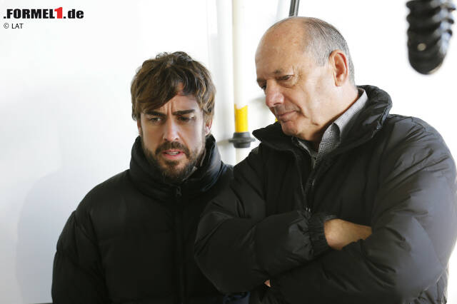 Foto zur News: Zwei alte Bekannte waren in der Box von McLaren anzutreffen. Fernando Alonso und Ron Dennis hatten sich 2007 im Zuge der Spionageaffäre überworfen, arbeiten aber nun erneut zusammen. Viel zu Lachen gab es beim Testauftakt allerdings nicht...