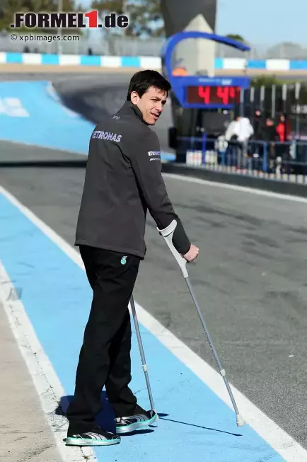 Foto zur News: Toto Wolff geht an Krücken