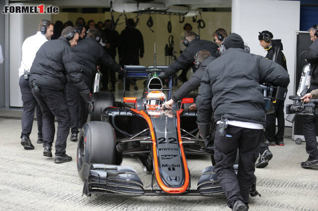 Foto zur News: Genau wie Fernando Alonso gestern schafft auch Jenson Button nur sechs Runden. Der Honda-Antrieb hat den erwarteten Schluckauf.