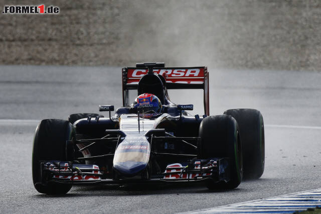 Foto zur News: In der letzten Stunde regnet es in Jerez. Toro-Rosso-Teamchef Franz Tost schickt seinen Rookie Max Verstappen trotzdem raus - zum Üben für spätere Regenrennen.