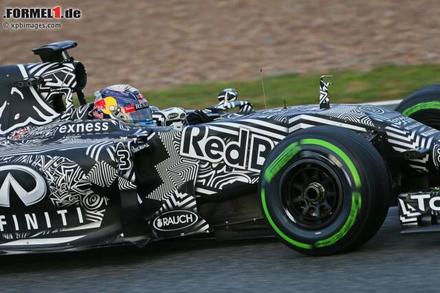 Foto zur News: Wieder Probleme mit dem Renault-Antrieb bei Red Bull: Erst bremst die Wasserpumpe den Vorwärtsdrang von Daniel Ricciardo, später macht ein Sensor Ärger.