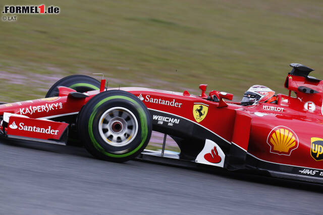 Foto zur News: Kimi Räikkönen belegt bei seinem Debüt im Ferrari SF15-T den zweiten Platz, bleibt bei teilweise feuchten Bedingungen aber klar hinter Sebastian Vettels Bestzeit zurück.