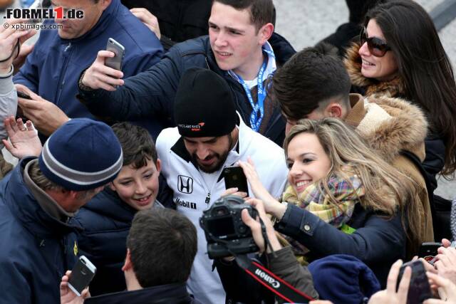 Foto zur News: Fernando Alonso, in Spanien immer umringt von dutzenden Fans, spricht dennoch von einem "großen Schritt vorwärts".