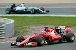 Foto zur News: Nico Rosberg (Mercedes) und Kimi Räikkönen (Ferrari)