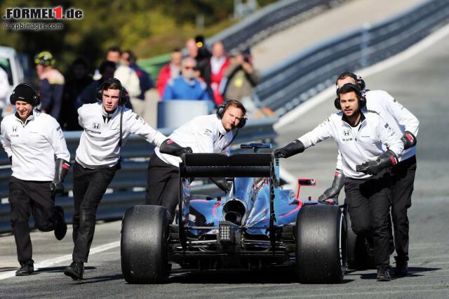 Foto zur News: Schlusslicht in allen Belangen war wieder einmal McLaren. Jenson Button musste nach 35 Runden mit Problemen bei der Benzinpumpe aufhören und schloss einen enttäuschenden Test für McLaren-Honda ab. Fernando Alonso und Button kamen an vier Tagen zusammen auf gerade einmal 79 Umläufe.