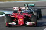 Foto zur News: Lewis Hamilton (Mercedes) und Kimi Räikkönen (Ferrari)