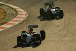 Foto zur News: Felipe Nasr (Sauber) und Pascal Wehrlein (Force India)