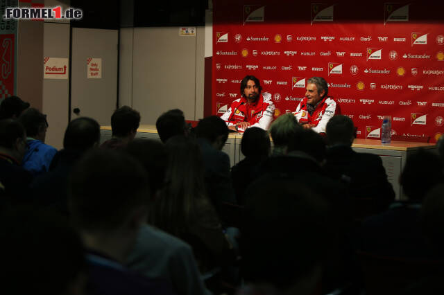 Foto zur News: Hoher Besuch in Barcelona. Ferrari-Teamchef Maurizio Arrivabene stand den Journalisten Rede und Antwort.