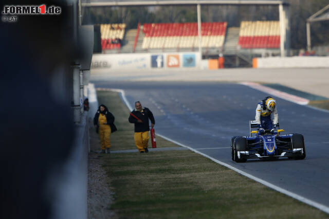 Foto zur News: Als sich die Sonne schon über die Strecke senkte, sorgte Marcus Ericsson (Sauber) für die letzte rote Flagge des Tages, als er auf der Start-Ziel-Geraden ausrollte.