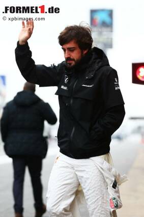 Foto zur News: Fernando Alonso winkt tapfer den spanischen Fans zu, doch seine finstere Mine verrät, wie schlecht es um McLaren steht, die einen weiteren verlorenen Testtag zu beklagen haben.