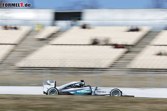 Foto zur News: Schnellster Fahrer ist aber Nico Rosberg, der auf Medium-Reifen bis auf zweieinhalb Zehntel an Grosjean herankommt. Laut Pirelli sind die Medium-Reifen 1,5 bis 2 Sekunden langsamer als die superweichen.