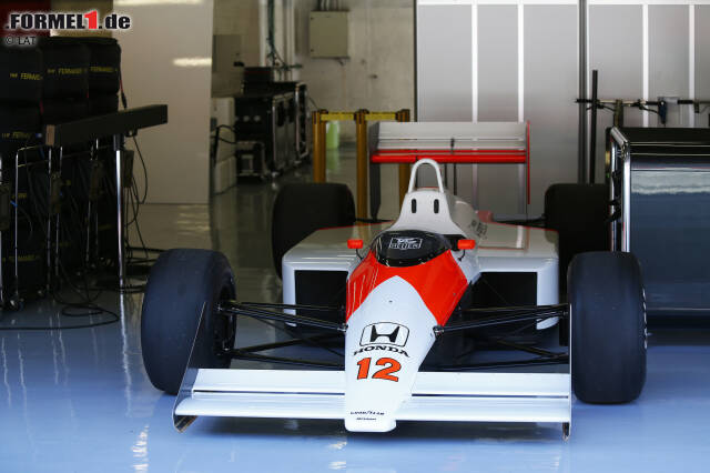 Foto zur News: Platzhalter in der Box: Der MP4/4 aus dem Jahr 1988. Der letzte McLaren mit Honda-Turbomotor dominierte damals die Formel 1. Davon ist das Team 2015 meilenweit entfernt.