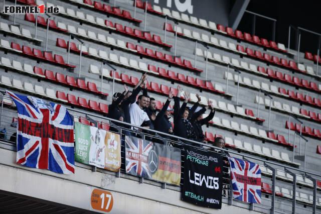 Foto zur News: Obwohl Testfahrten für Zuschauer nur mäßig spannend sind, haben sich einige Fans am Circuit de Catalunya-Barcelona eingefunden. Nicht nur Lewis Hamilton...