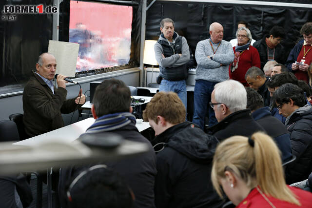 Foto zur News: Teamchef Ron Dennis erteilt unterdessen in einer Pressekonferenz allen Verschwörungstheorien rund um den Unfall von Fernando Alonso eine Absage. Wie immer ganz vorne dabei: Unser Reporter Dieter Rencken (stehend im grauen Pullover).