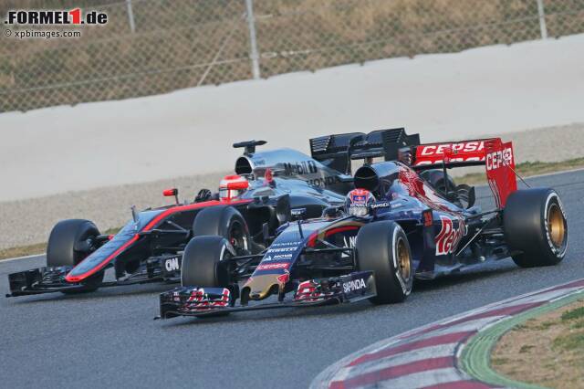 Foto zur News: Platz da! Youngster Max Verstappen geht ohne jeden Respket an Altmeister Jenson Button vorbei.