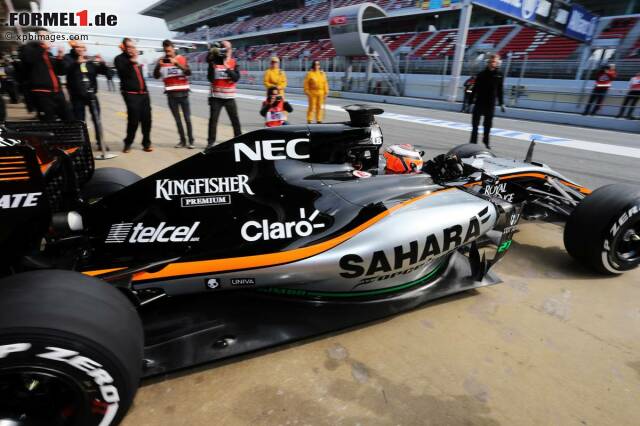 Foto zur News: Mit reichlich Verspätung geht am Mittag auch der neue Force India erstmals auf die Strecke. Nico Hülkenberg muss wegen eines platten Reifens aber gleich wieder an die Box fahren.