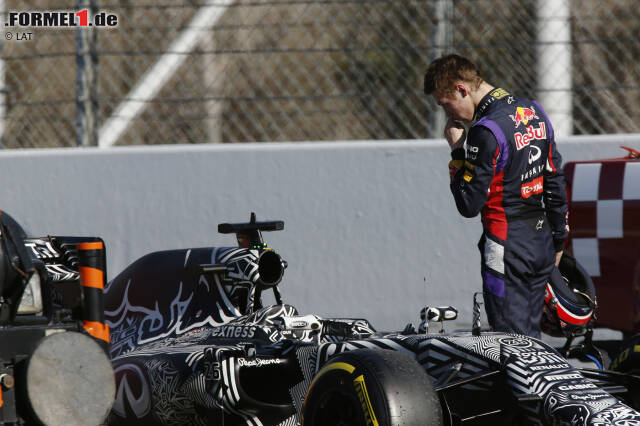 Foto zur News: Daniil Kwjat sorgt am Nachmittag für eine rote Flagge. Weil ein Hydrauliksensor Alarm schlägt, stellt der Russe seinen Red Bull sicherheitshalber auf der Strecke ab.