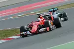 Foto zur News: Sebastian Vettel (Ferrari) und Nico Rosberg (Mercedes)