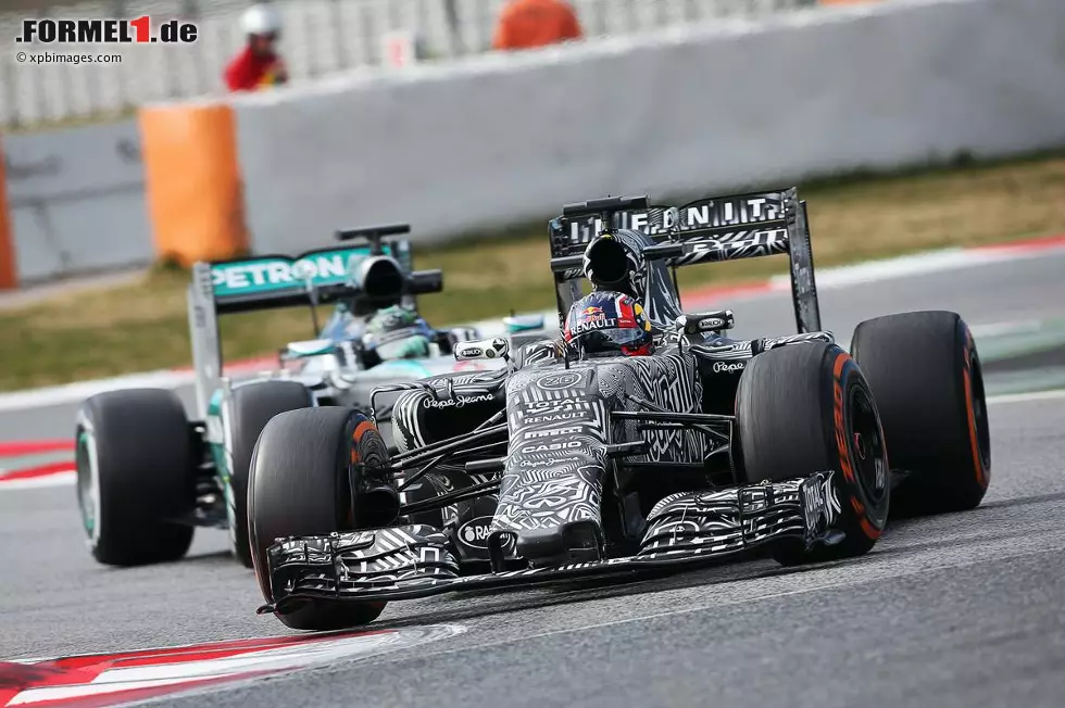 Foto zur News: Daniil Kwjat (Red Bull) und Nico Rosberg (Mercedes)