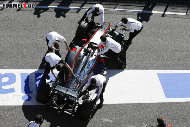 Foto zur News: Allerdings kann Magnussen nur 39 Runden fahren, ehe sein McLaren-Honda wegen eines Öllecks in der Box verschwindet. Ein weiterer Rückschlag für das Team.