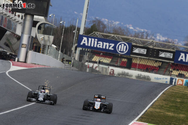 Foto zur News: Das sieht doch fast schon nach Rennen aus. Daniel Ricciardo geht dank DRS-Unterstützung an Nico Hülkenberg vorbei.