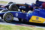 Foto zur News: Marcus Ericsson (Sauber) und Carlos Sainz jun. (Toro Rosso)