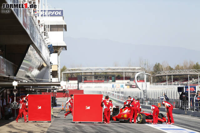 Foto zur News: Neugierige Blicke mag man bei Ferrari aber nicht. Mit Stellwänden wollen die Italiener den SF15-T abschirmen.