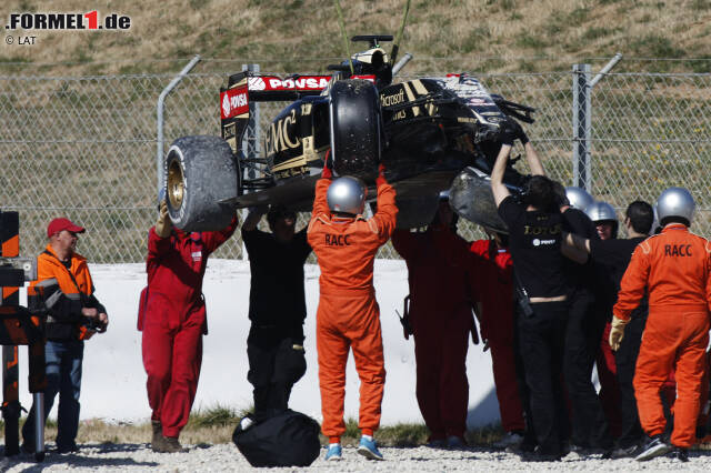 Foto zur News: Das dritte Rot verursacht Pastor Maldonado, der seinen Lotus in Kurve 4 rausfeuert.