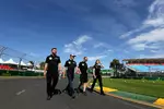 Foto zur News: Pastor Maldonado (Lotus) beim Trackwalk