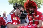 Foto zur News: Sebastian Vettel (Ferrari) schreibt Autogramme