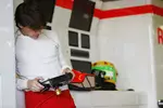 Foto zur News: Roberto Merhi (Manor Marussia) studiert das Lenkrad