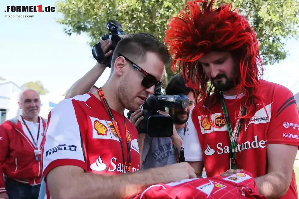 Foto zur News: Sebastian Vettel (Ferrari) schreibt Autogramme