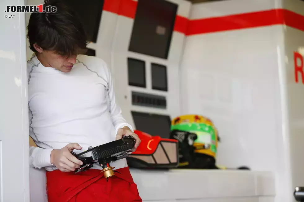 Foto zur News: Roberto Merhi (Manor Marussia) studiert das Lenkrad