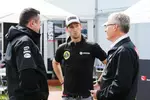 Foto zur News: Romain Grosjean (Lotus) und Eric Boullier (McLaren)