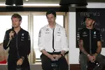 Foto zur News: Nico Rosberg (Mercedes), Toto Wolff und Lewis Hamilton (Mercedes)